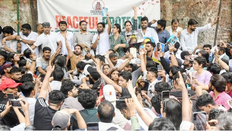 ‘আরশোলারা ভয় পায় না, লড়াই চলবেই’, ককরোচের বিক্ষোভে উত্তাল দিল্লি